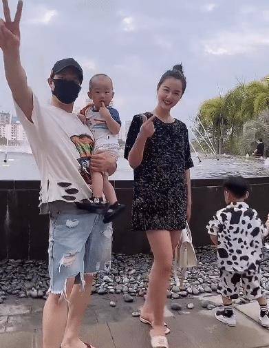 谢孟伟过年没回河北老家,一家四口三亚度假,23岁娇妻大方秀筷子腿_带