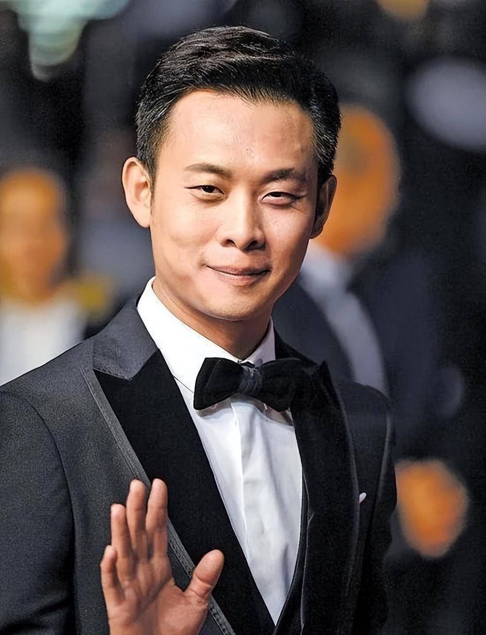 张译:7岁救下全家,守护植物人初恋10年,娶二婚女主持终获幸福_父母