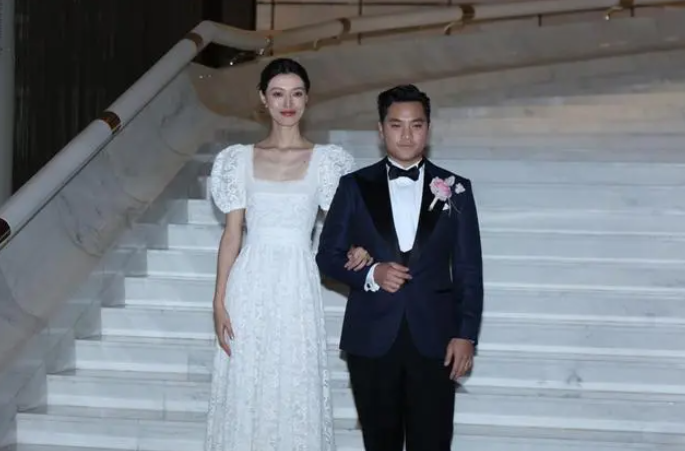 跨界艺术家王令尘与游天翼的冬日婚礼,超600位宾客见证他们的幸福时刻