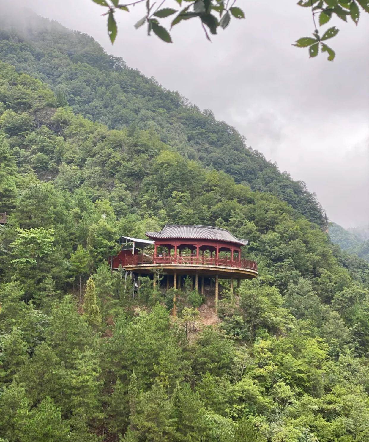 秦岭里又建新景区,有百米玻璃吊桥,山美水大,夜晚可