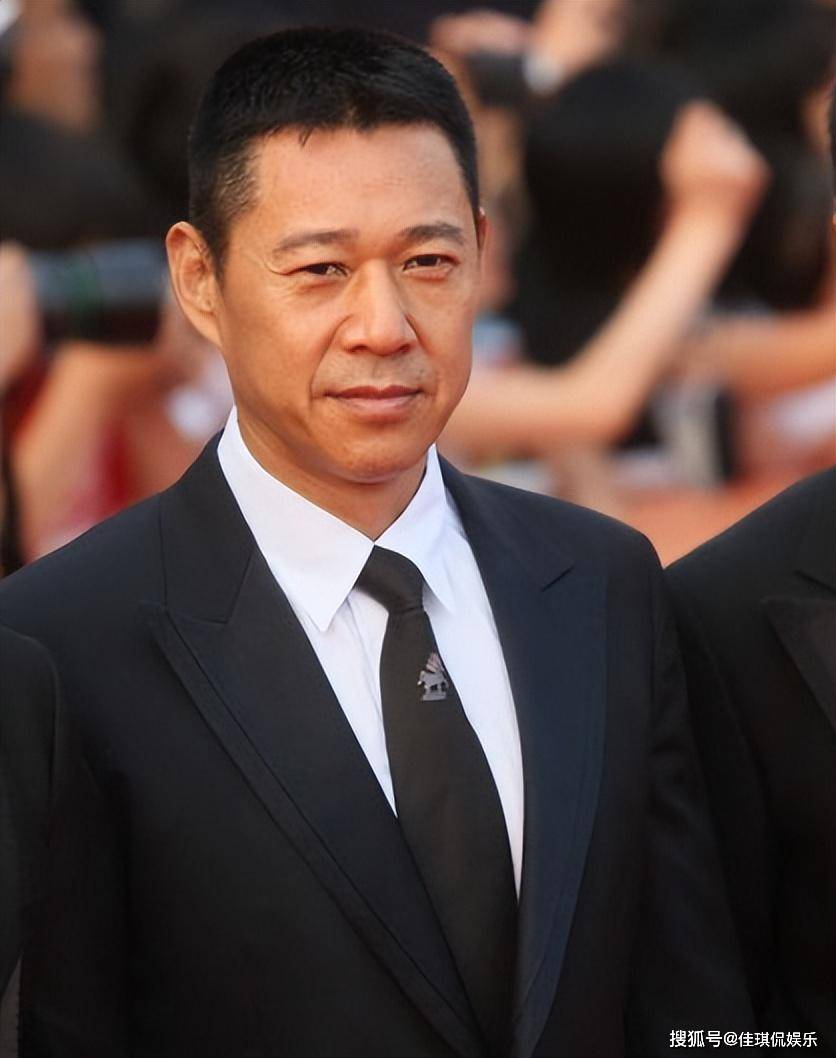 67岁张丰毅与好友聚餐,分喝矿泉水引质疑,网友猜瓶中装茅台酒_表演