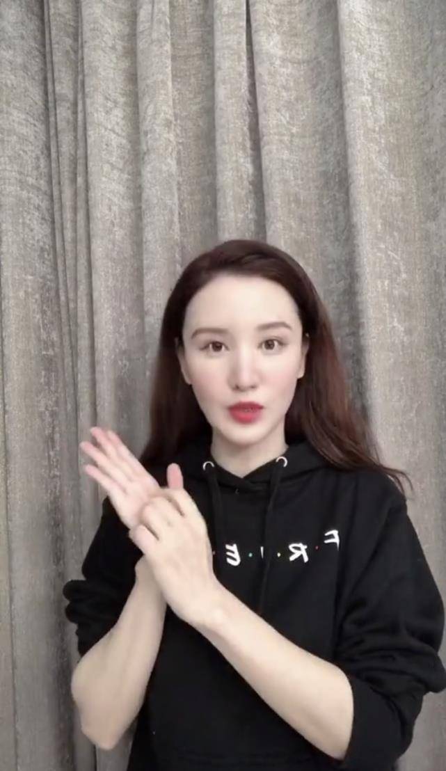 张萌回应称自己指的是萌而不是檬,疑似暗指另一位女演员张檬整容事件