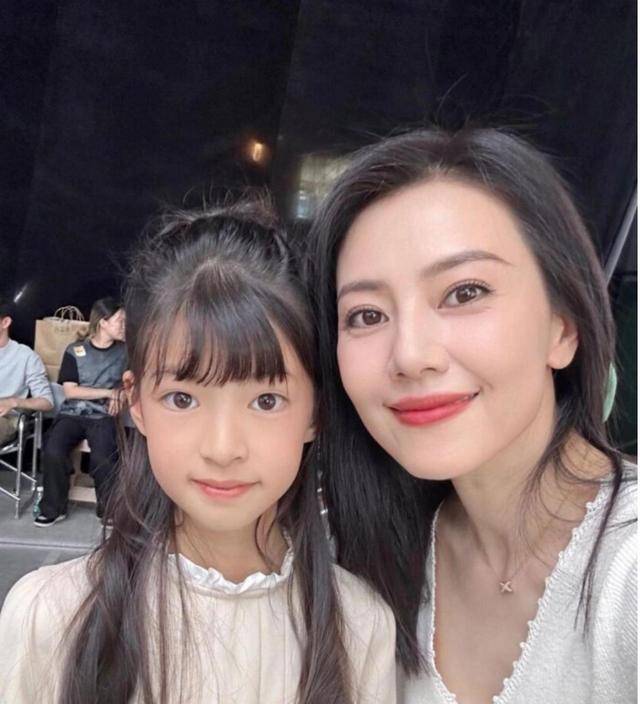 高圆圆台北度假,"母女同框"超养眼,rhea颜值成为焦点