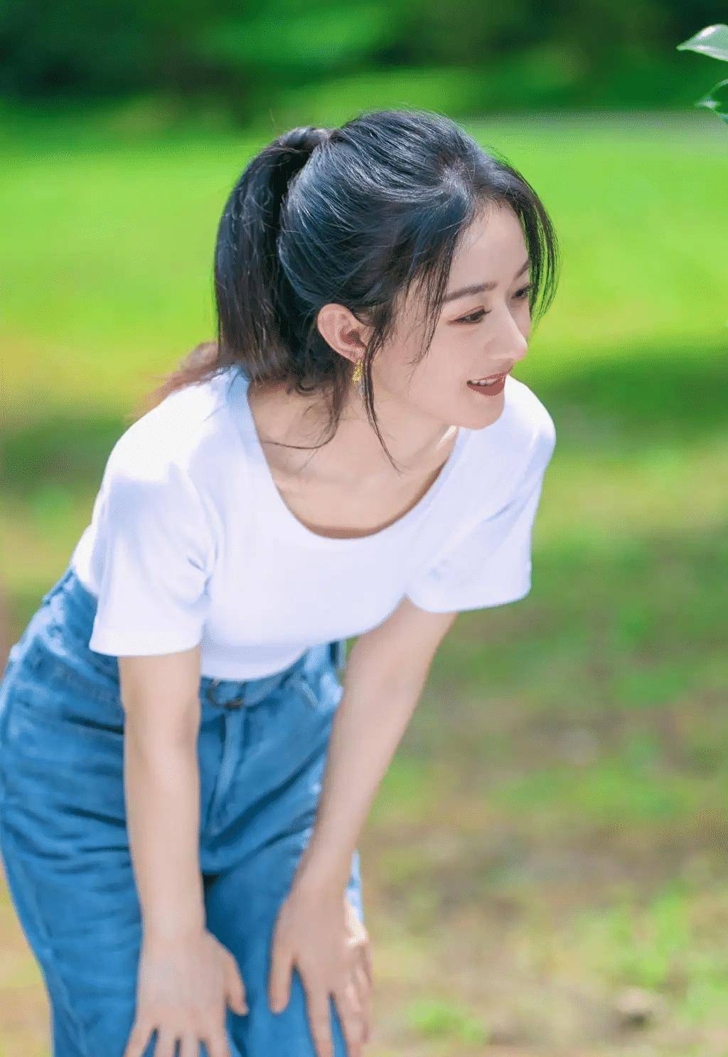 赵丽颖在路人镜头下太美了,一套蓝色衬衫配学生袜,嫩得像大学生_感觉