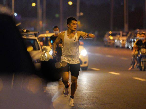 43岁男子每天坚持夜跑5公里,一年后,他收获了什么?_身体_李先生_生活