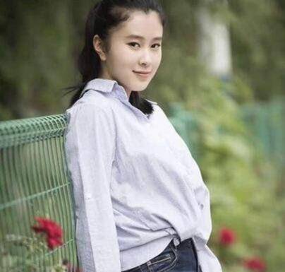 "星女郎"黄圣依,为何敢与星爷撕破脸,看她背后的男