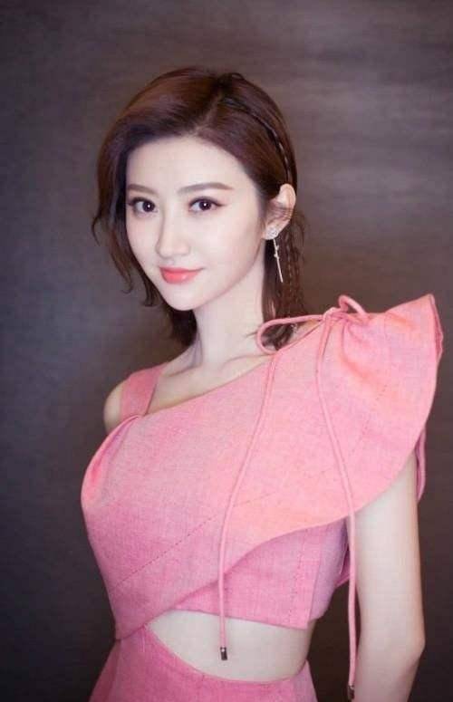 家中大玩薯片袋拍照,请看看妆容清爽精致的景甜,您是否喜欢_女神_容颜