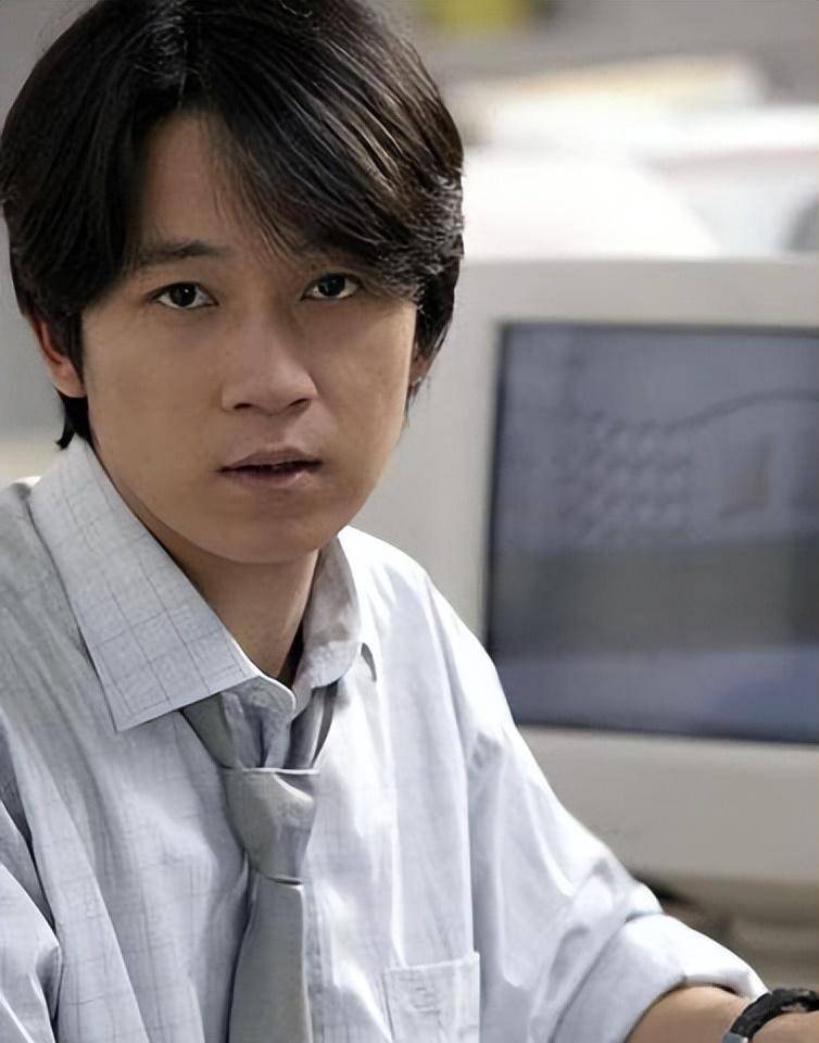 潘粤明凭借电影《蓝色爱情》进入了演艺圈.