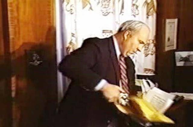 1987年,美国一财政部长直播自杀,对着嘴巴扣动扳机_德怀尔_工作_政治