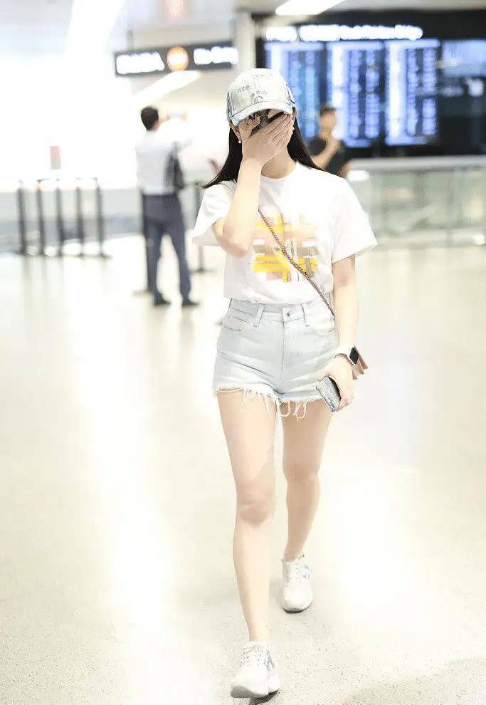 赵丽颖走出离婚阴霾,t恤配短裤洋气得像小姑娘,状态回来了_色彩_方式