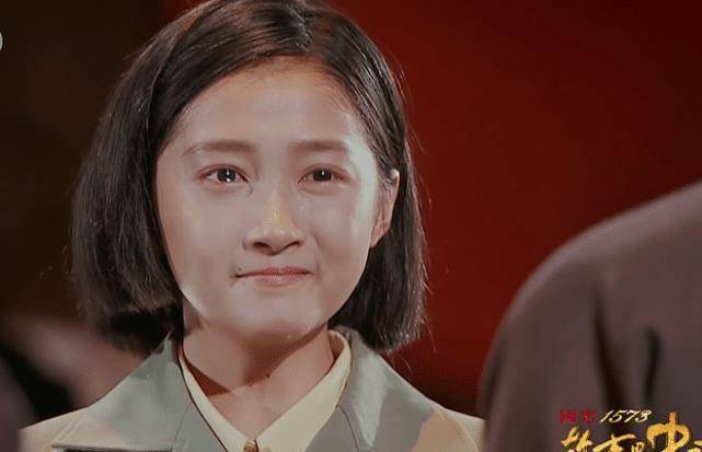 关晓彤拍哭戏,素颜含着眼泪出镜,"国民闺女"好演技终于回来了_时候