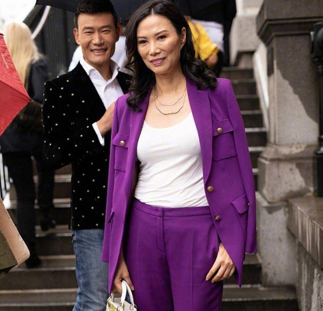 52岁邓文迪:离婚6年后卷走前夫40亿美元,交往小17岁男友显娇憨_乔伊斯