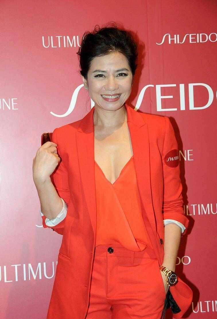 钟楚红胆子真"肥",红色西装配深v吊带好高级,单靠气质就赢了_套装