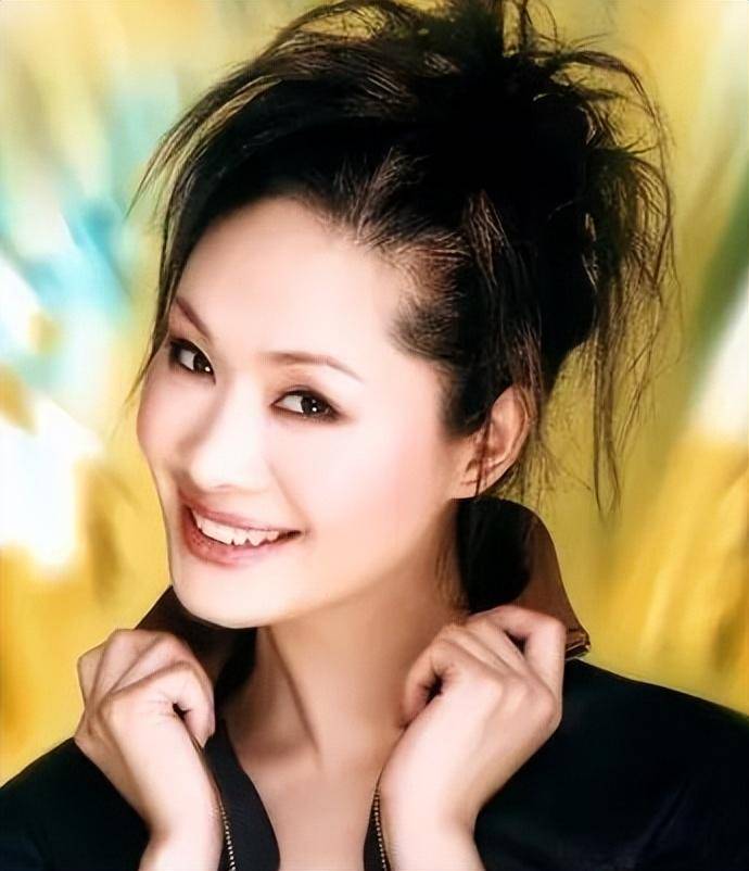 女高音于文华,出生微寒,凭《纤夫的爱》走红,她有怎样的故事?