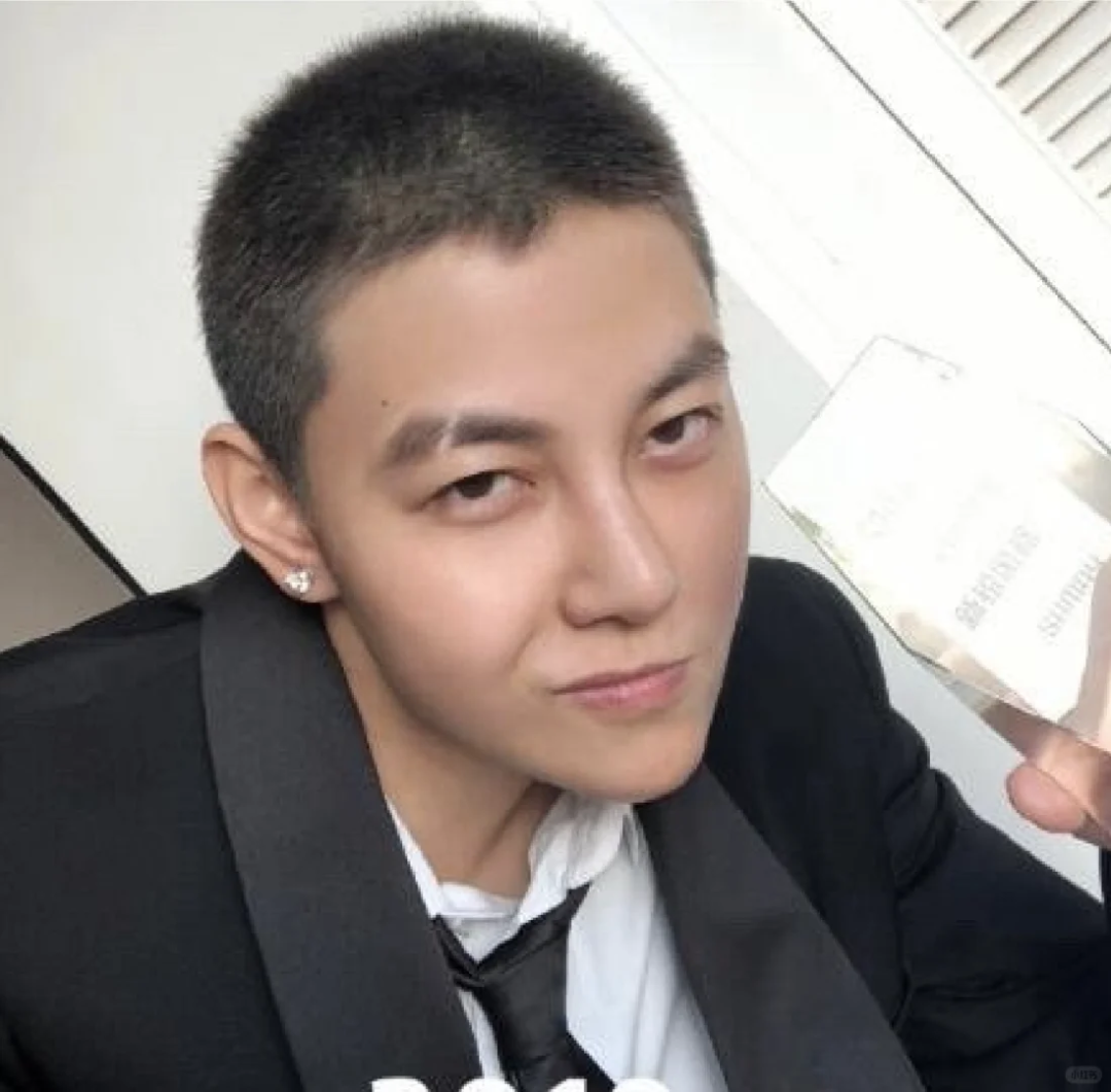 阿娇与皇甫圣华过情人节,游迪拜晒同款照,对方以模仿冠希哥出名_女性