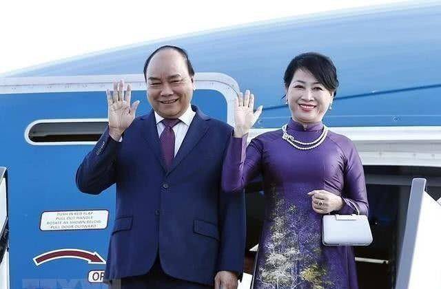 65岁越南第一夫人:圆脸富态穿"奥黛"雍容华贵,和老公有夫妻相_陈月秋