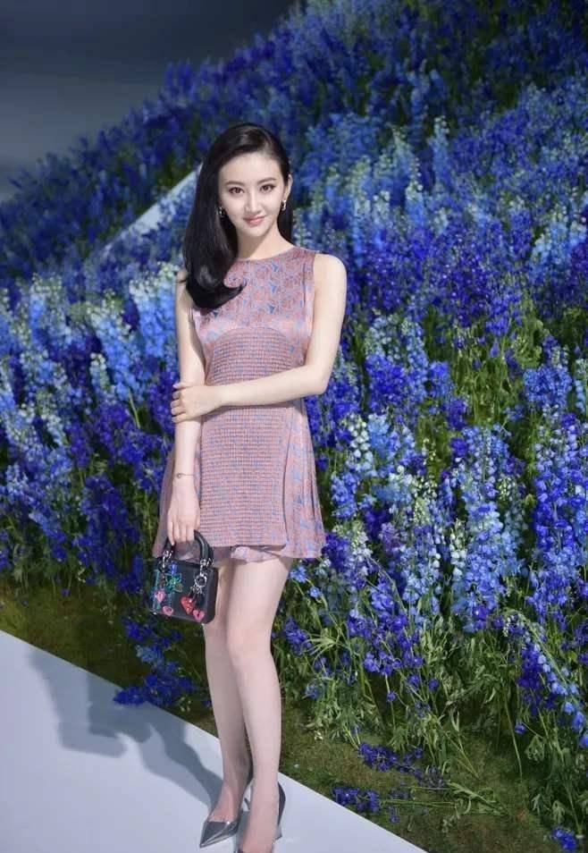 家中大玩薯片袋拍照,请看看妆容清爽精致的景甜,您是否喜欢