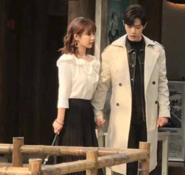 别再说杨紫胖了,成功瘦身的她与肖战牵手,颜值高到移不开视线!