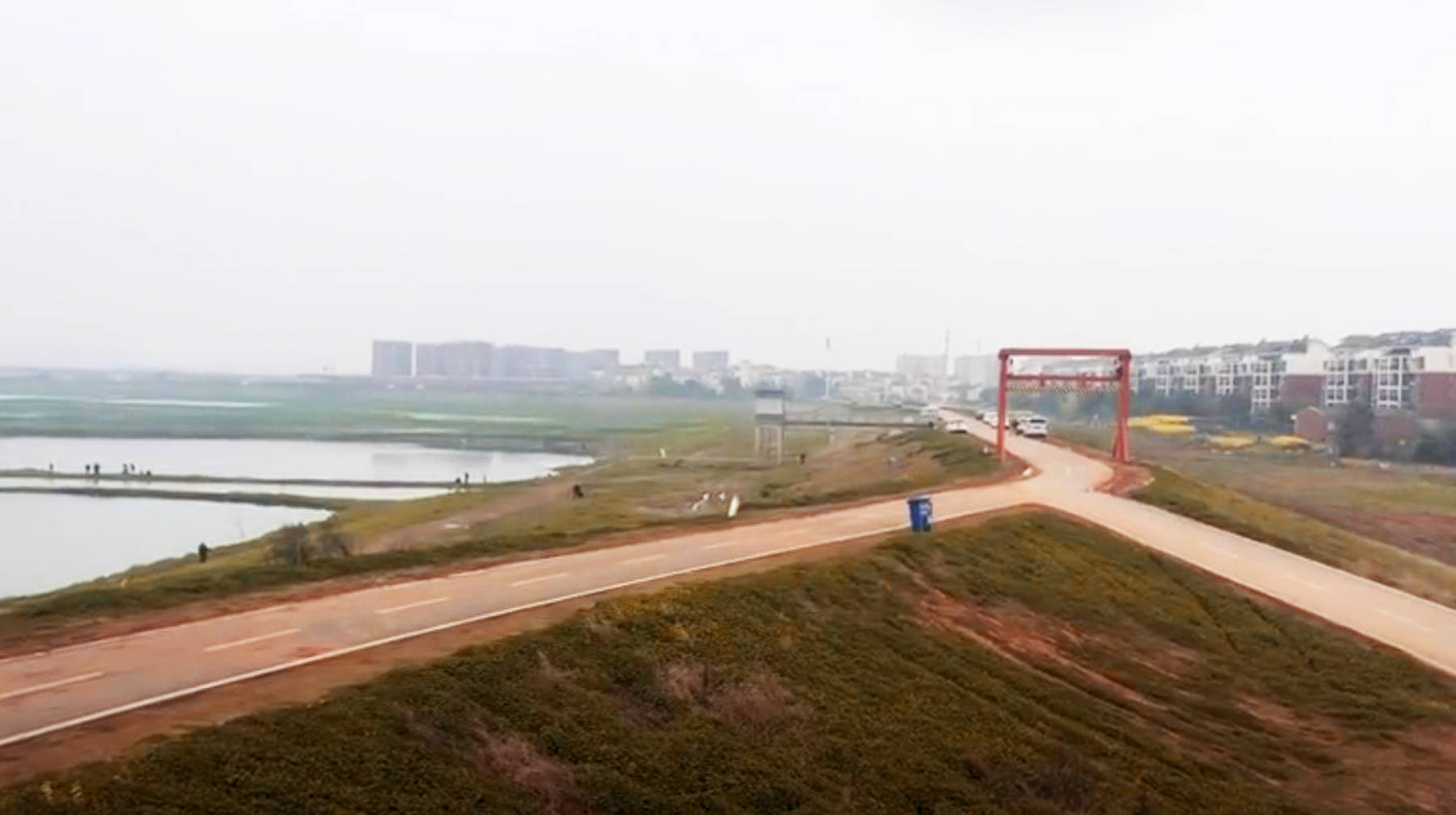 初次来盘龙城大桥,会觉得这边的地貌很清冷,是典型的郊野风景.