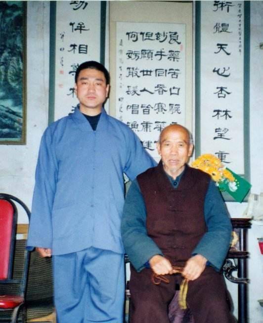 江湖艺人挑衅少林寺,这位僧人签下生死状,仅用一拳就将对方打死_德根