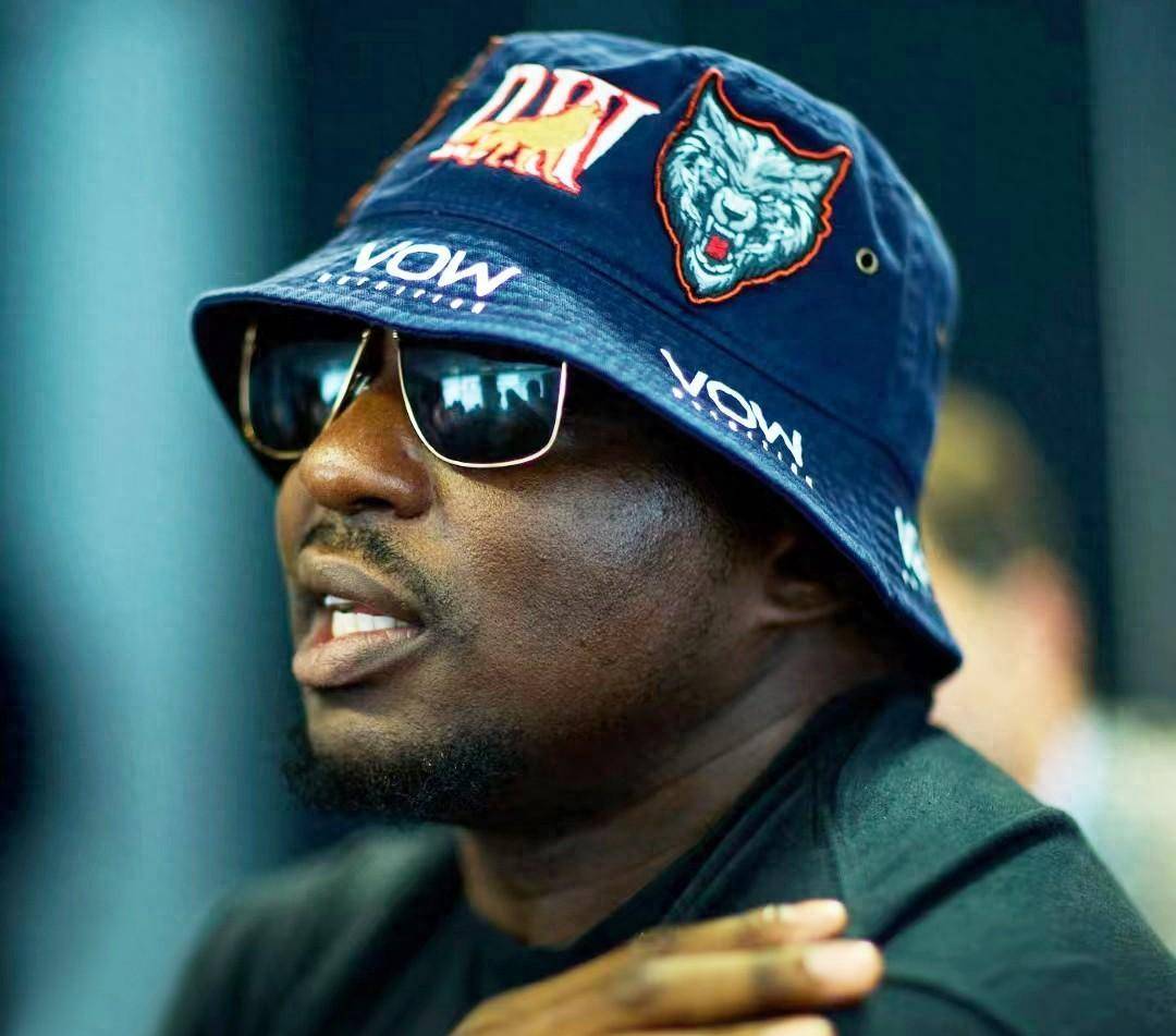 此役在英国引起了巨大关注,然而距离开赛还剩不到一周时,怀特却未能