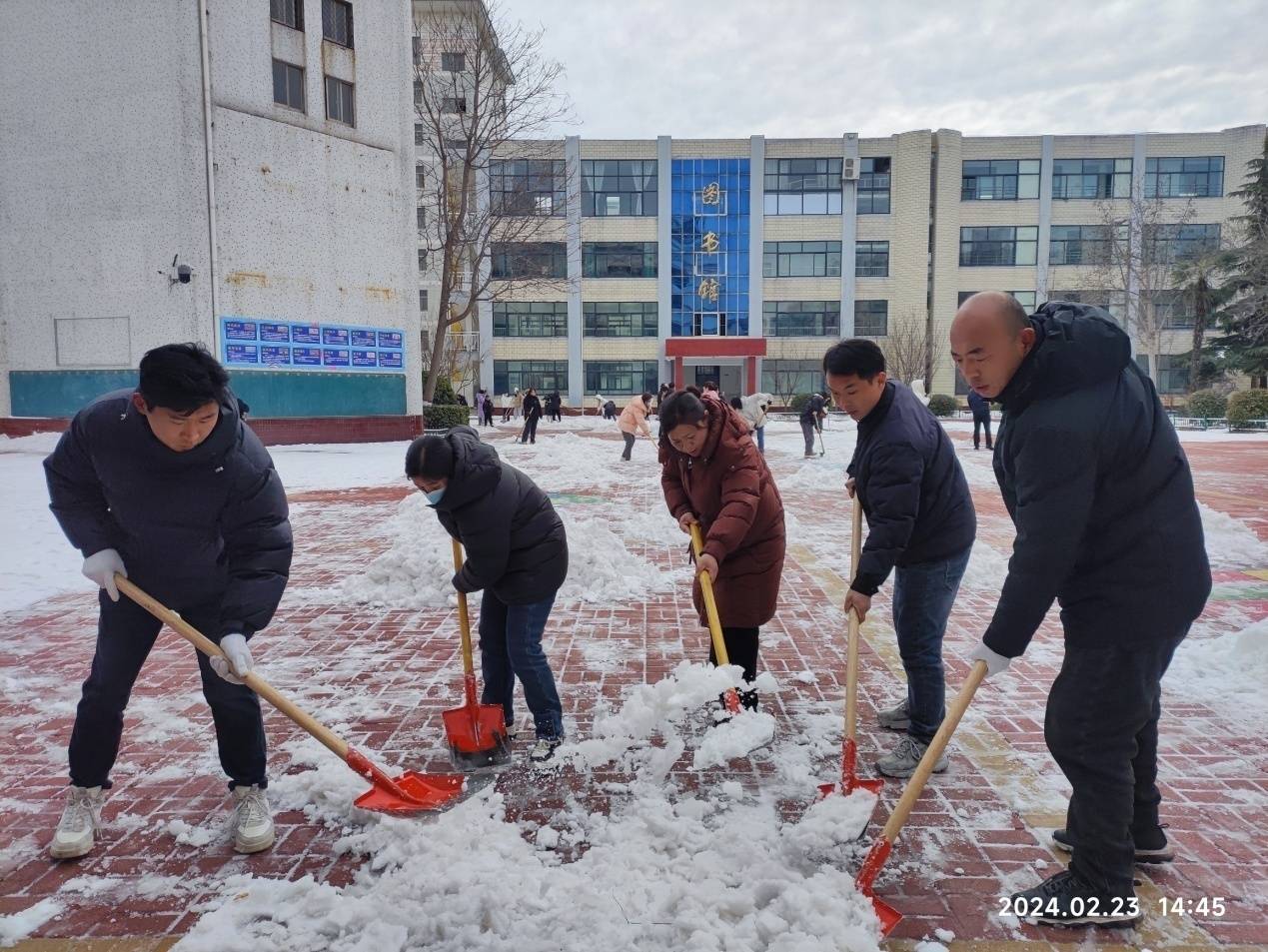 濮阳市第八中学积极开展除雪破冰活动