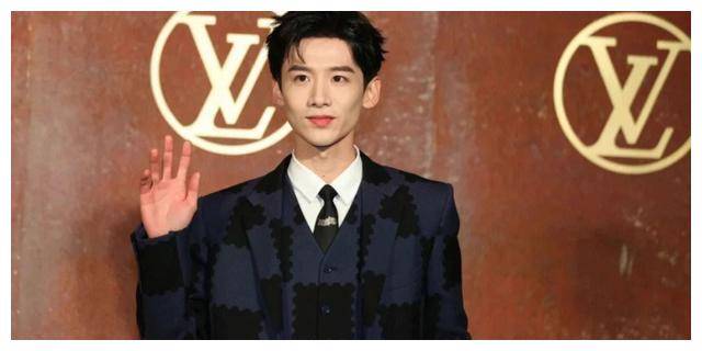 白敬亭被网友吐槽抠门?工作室招人只给800块工资,不含吃住!