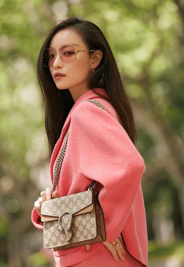 倪妮为gucci拍摄写真,大胆挑战粉色系套装,全身都是潮点_时尚_墨镜