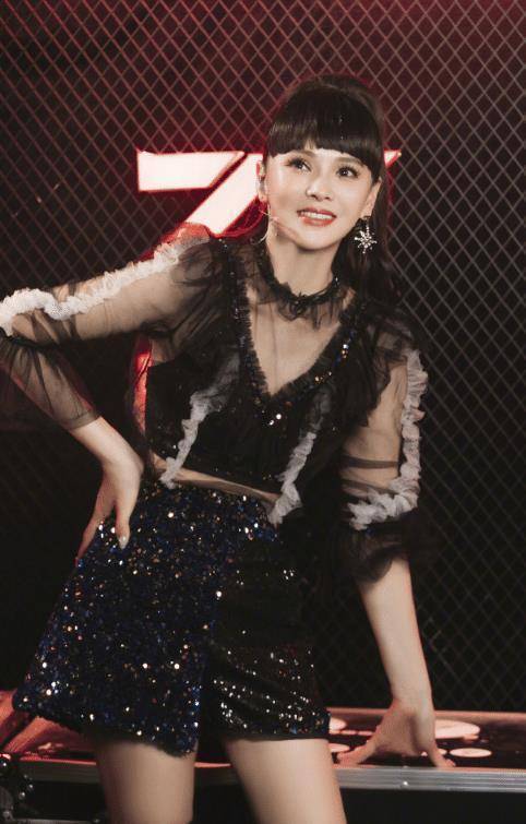 女团造型让人眼前一亮,半百年纪能有如此的状态伊能静保养的确实很不