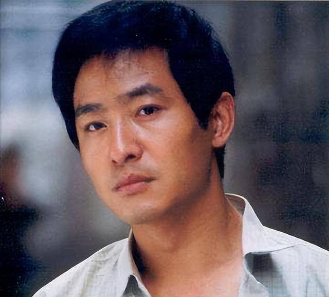 演员郭晓东带妻儿回山东老家陪母亲过年,破房子抢眼,网友吵翻了_思考