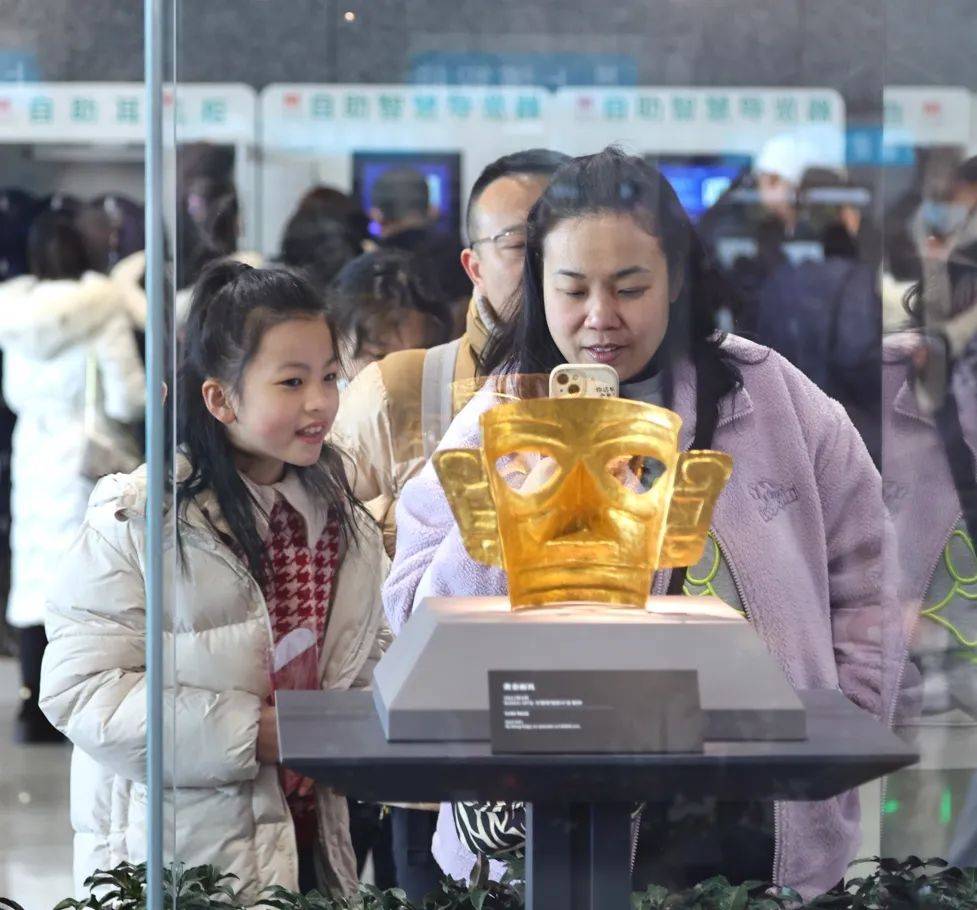 95后的他复原了三星堆大展上的黄金面具和金杖,还
