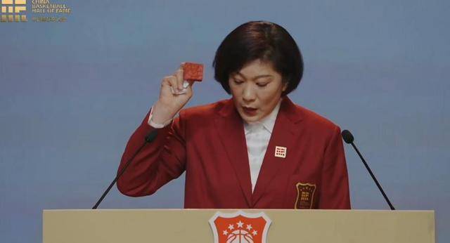 中国篮球名人堂入堂仪式:张卫平高光演讲 姚明为92年女篮颁奖_中国