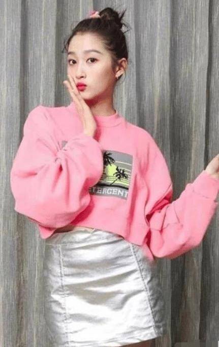 22岁关晓彤碰上39岁李小璐,同穿露脐装,一个甜美一个自信!