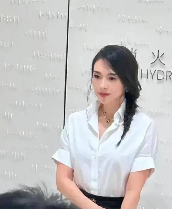 独家:章子怡带孩子在日本滑雪被偶遇,素颜状态松弛自然_形象_明星