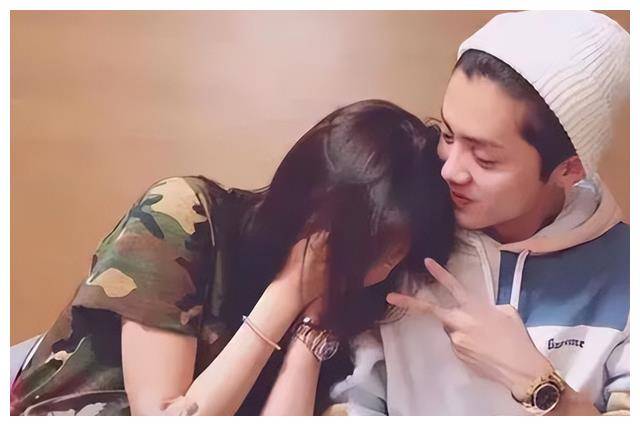 鹿晗关晓彤甜蜜约会,情侣恩爱如初,感情稳定长久._祝福_互动_休闲