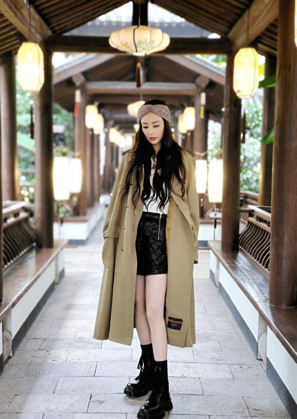 郑希怡这回豁出去了,大春季只穿三分裤,为秀腿也太拼了