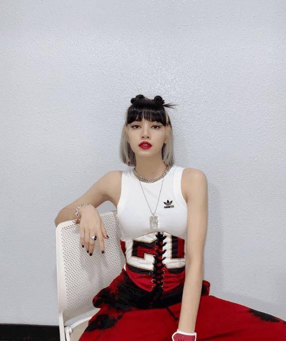 魅力女孩lisa,舞台着装大胆又性感,不愧是"真人芭比"本比_黑色_身材