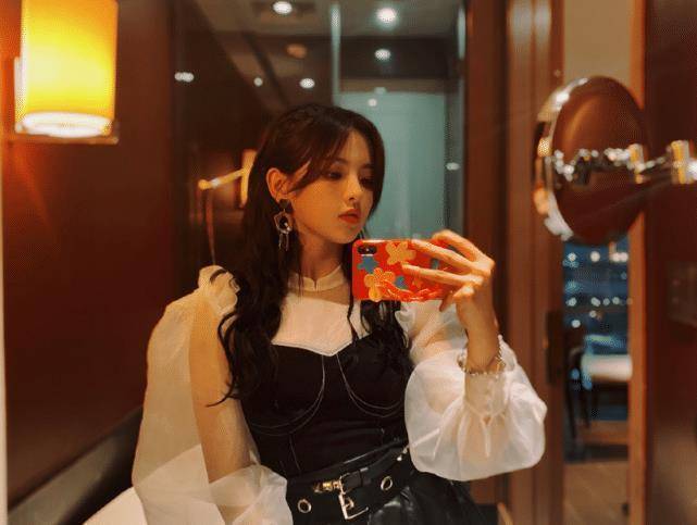 杨超越综艺感太强,帮邓伦换鱼直接拔头发,锦鲤到底有多耿直?