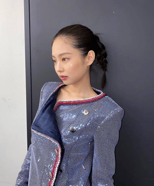 有种不公待遇叫jennie,队友穿平价礼裙,她却能穿价值3w的_lisa_感觉