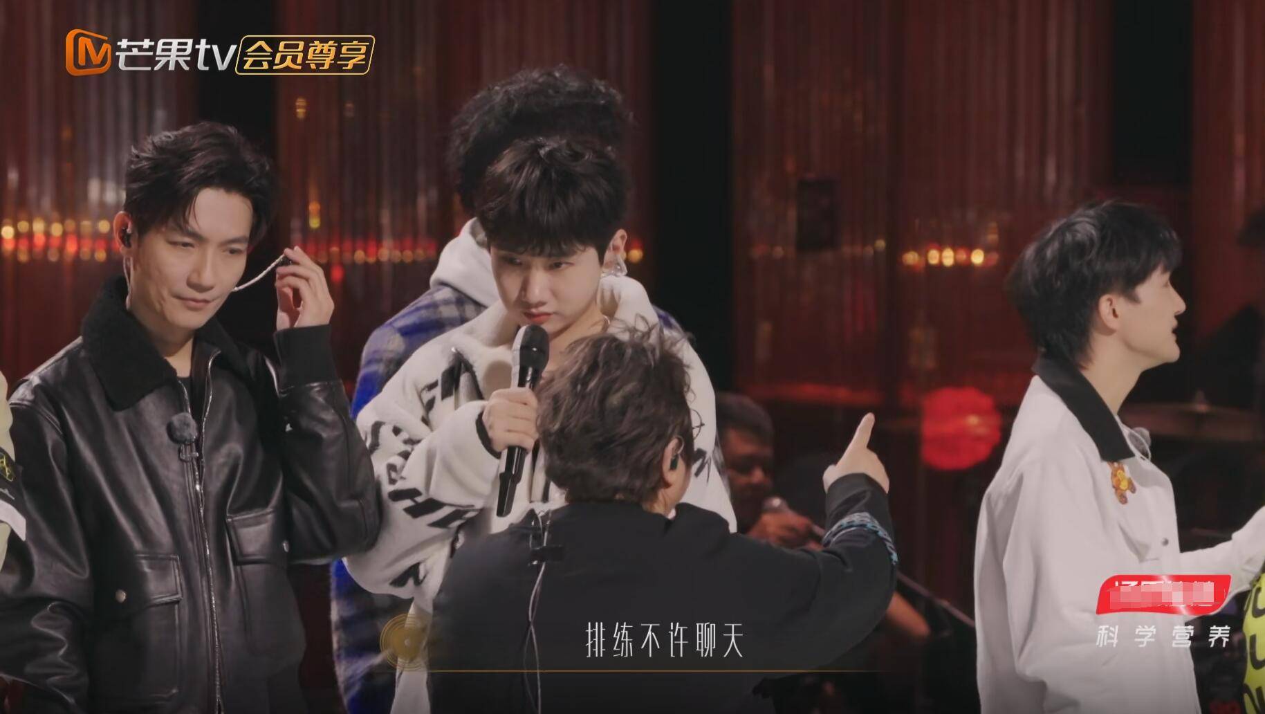 韩红周深的不同排练态度惹争议,谁对谁错?