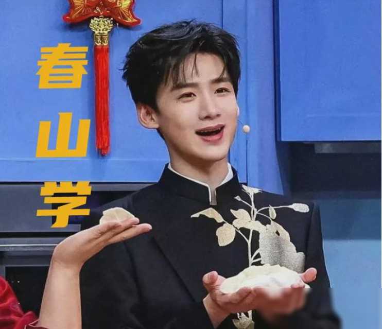 白敬亭用计策让自己的蜡像变高,谁料蜡像馆发现后,直接就放大招_明星