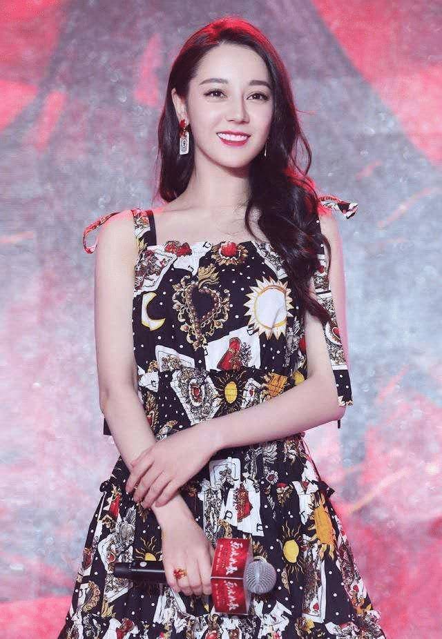 热巴穿"塔罗裙"出席活动,红唇长发太撩人,一举一动惹心动_吊带_设计