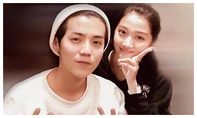 鹿晗关晓彤甜蜜约会,情侣关系稳定真实,一同离开餐厅._时尚_发展_阳光