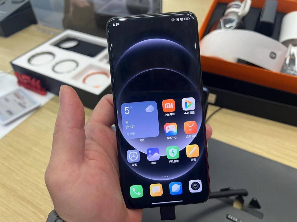 华为mate60 pro搭载的是麒麟9000s处理器,而小米14ultra则是采用了第