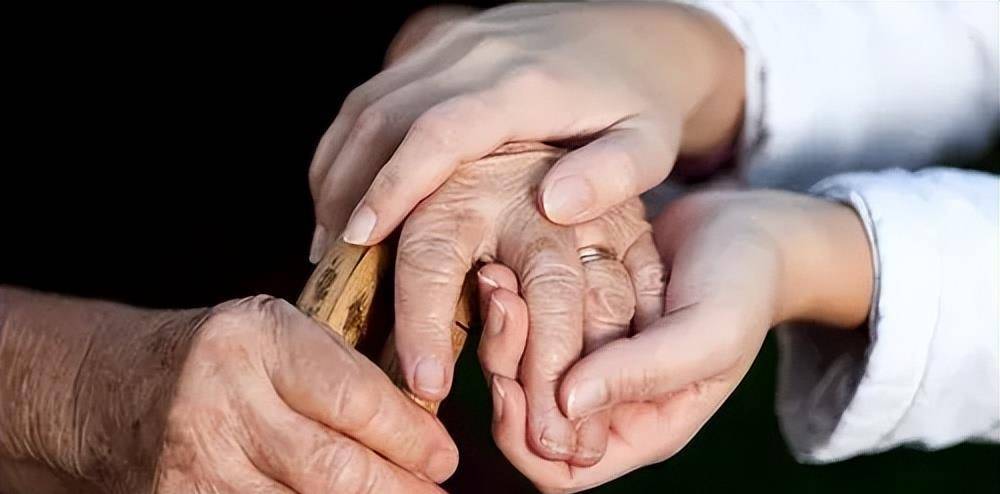 张少清在小嘉媚小时候给予了她祖辈深切的关爱.