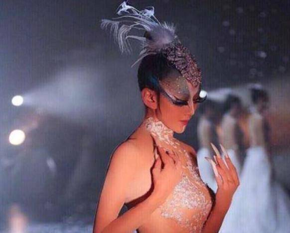 61岁杨丽萍现状,为舞蹈选择不生孩子,生活不能自理全靠男助理_身材