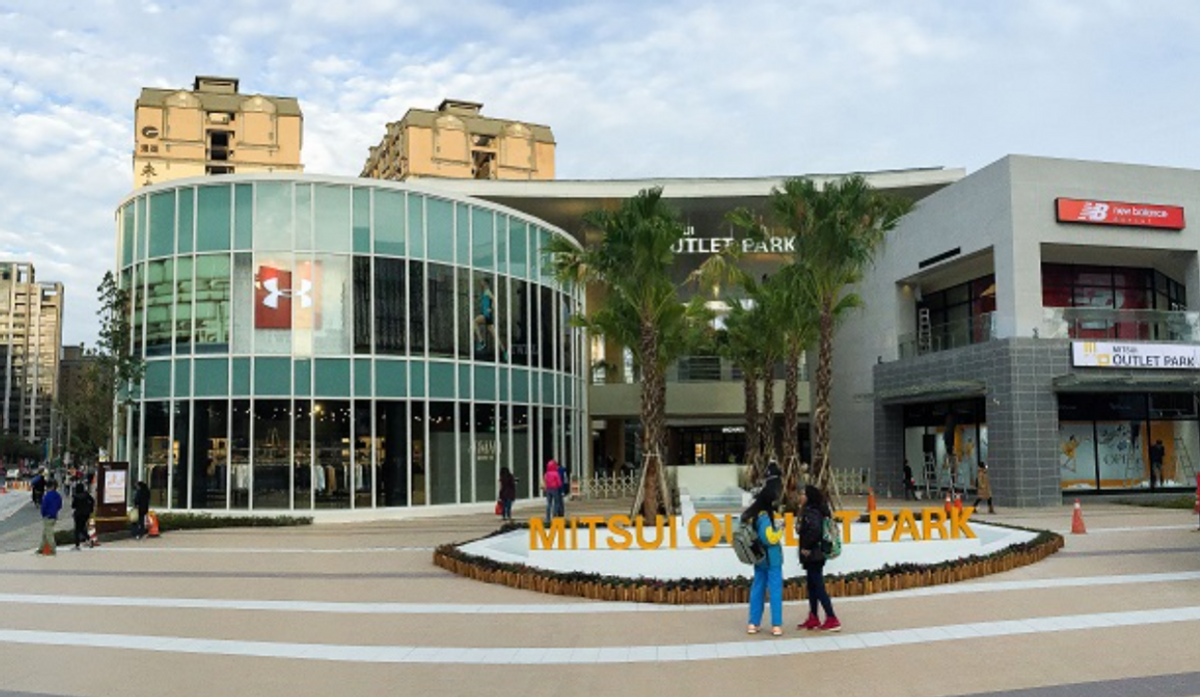 拜登想对华脱钩,大泼中国脏水,换港口200辆起重机