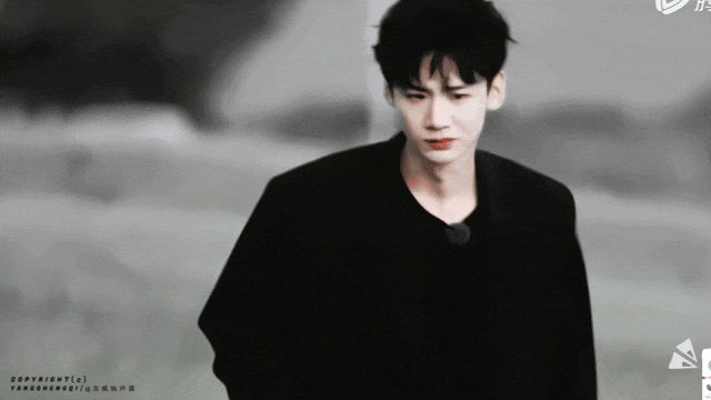 风波后首次露面的白敬亭,被父母紧紧跟随._网友_重庆_状态