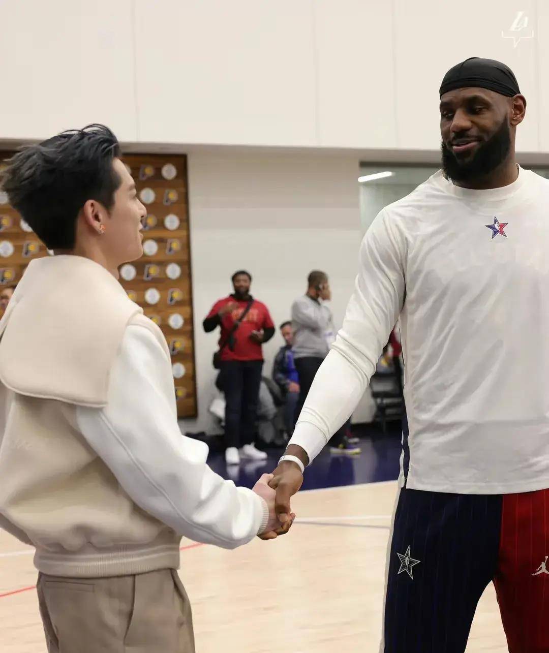 王鹤棣与偶像詹姆斯合影留念_球衣_签名_配文