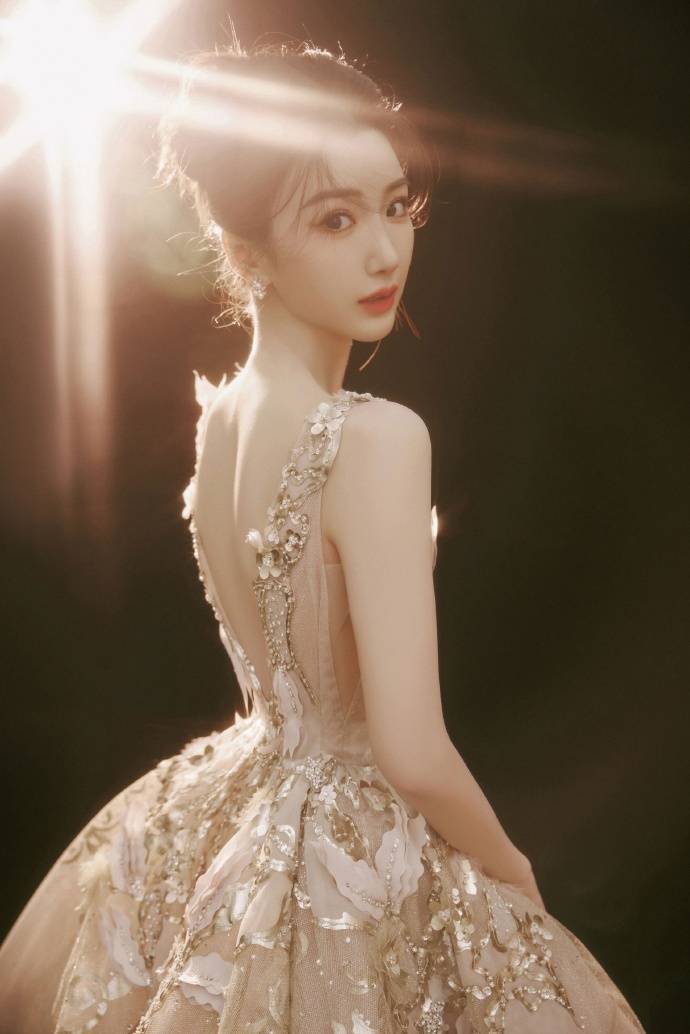 毛晓彤胆子真大,穿深v露背裙前胸,侧身和后背都裸露,曲线玲珑可爱又